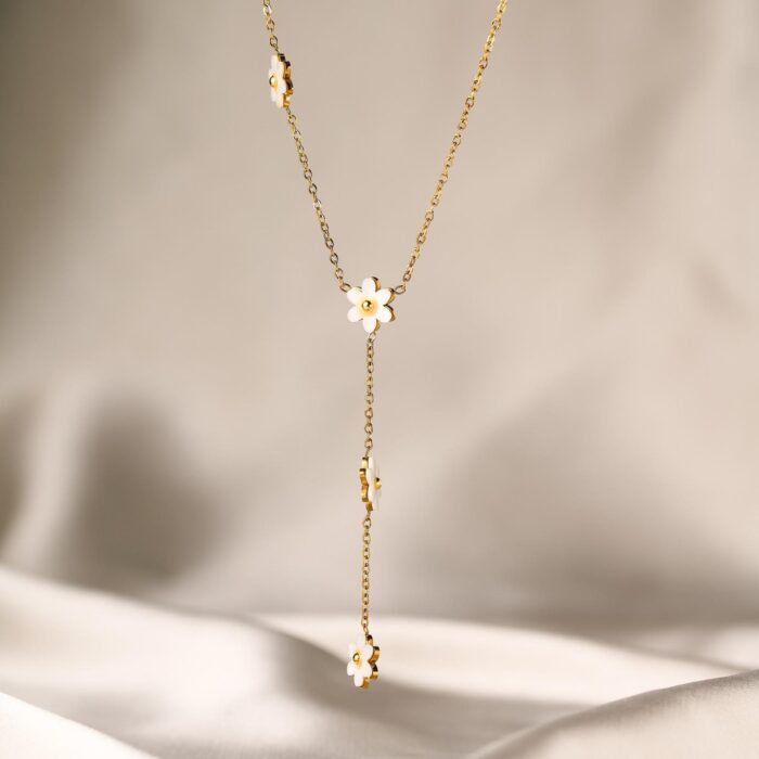 White Shell Flower Women's Necklace - Image 2