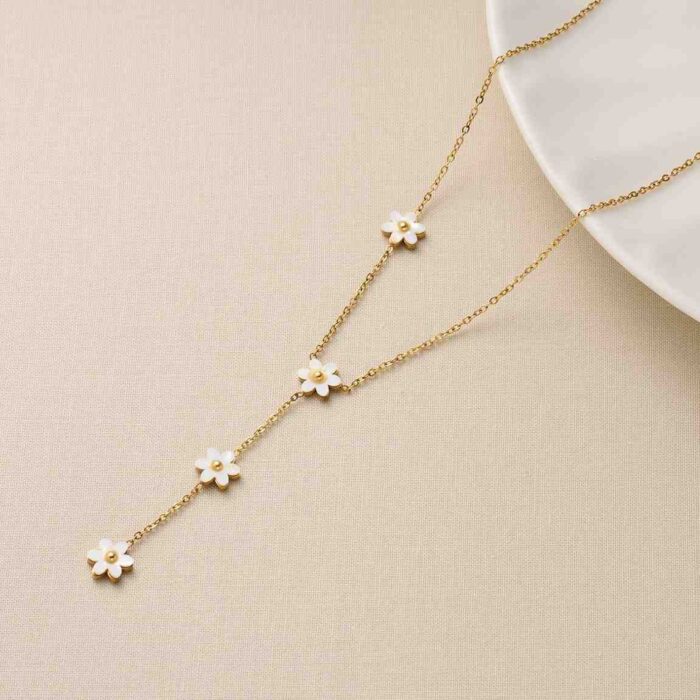 White Shell Flower Women's Necklace - Image 3