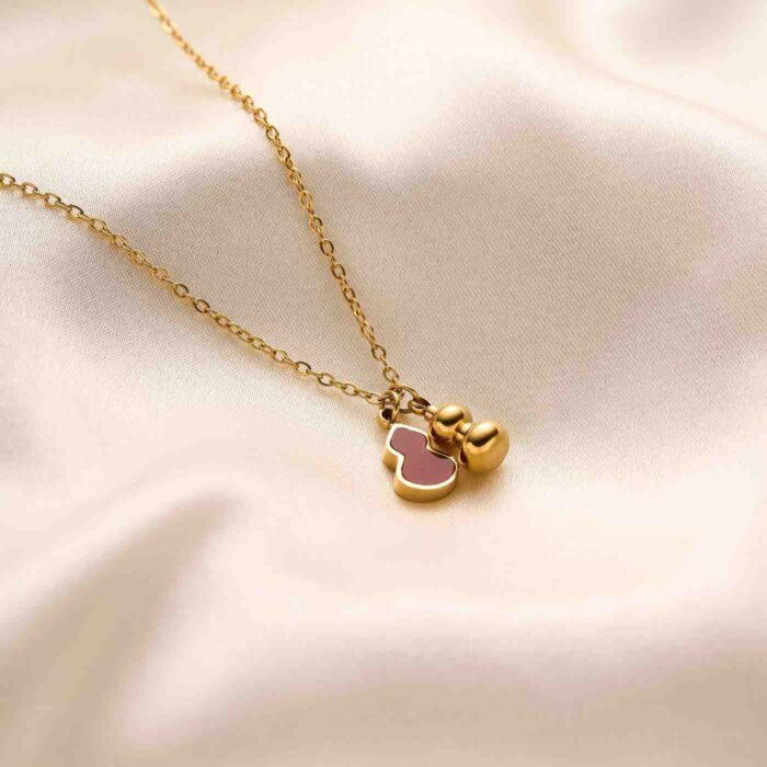 Red Gourd Pendant with a Three-Dimensional Feel - Image 3