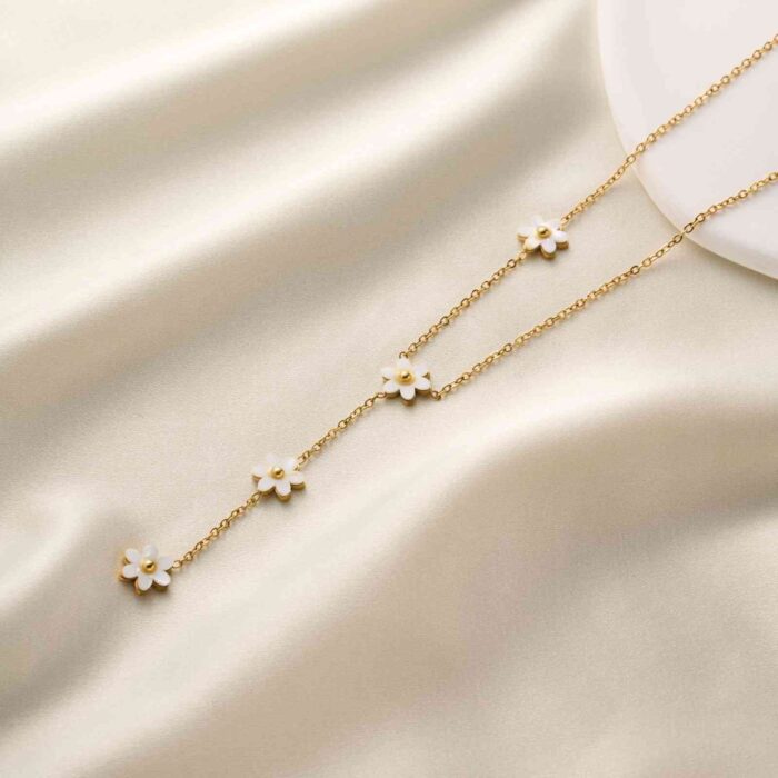 White Shell Flower Women's Necklace - Image 4